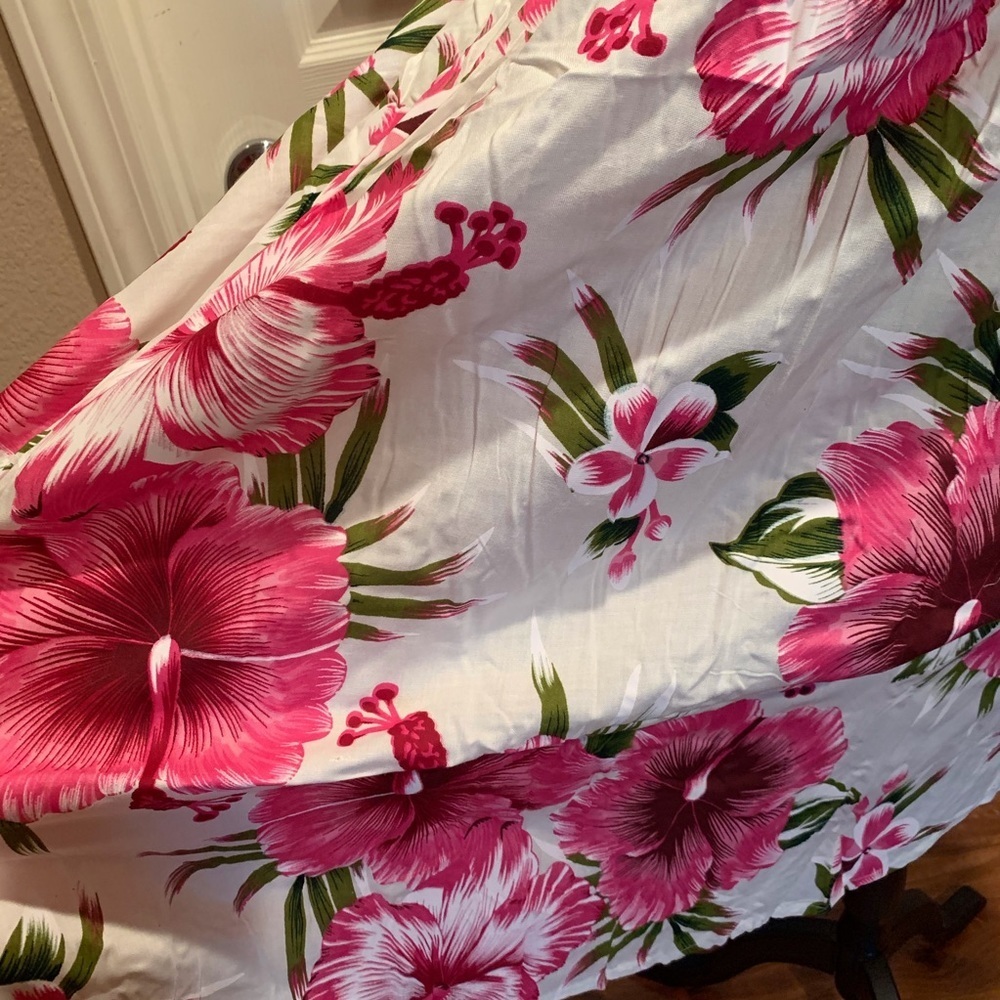 White dress with pink hibiscus floral print - Picture 3 of 5